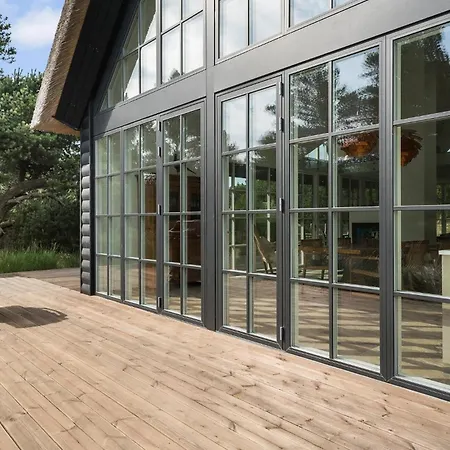 4 Bedroom Stunning In Vakantiehuis Blåvand